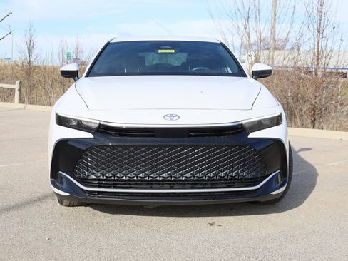 Used 2023 Toyota Crown XLE image 2