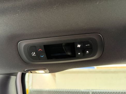 Used 2025 Chrysler Pacifica Limited image 28