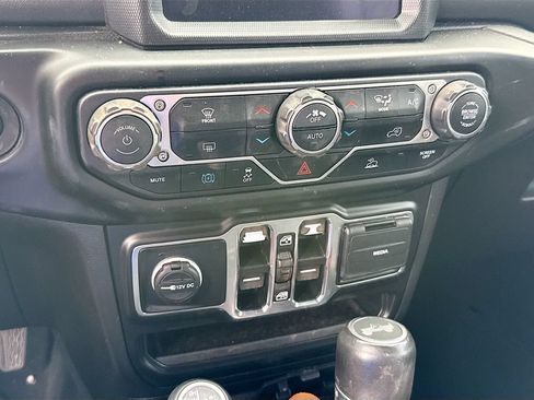 Used 2022 Jeep Wrangler Unlimited Sahara AWD/4WD image 14