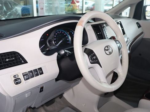 Used 2014 Toyota Sienna XLE w/ XLE Premium Package FWD image 17