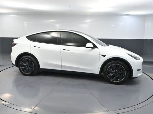 Used 2022 Tesla Model Y Long Range image 3