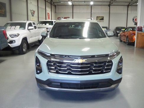 Used 2025 Chevrolet Equinox LT w/ Convenience Package II image 2
