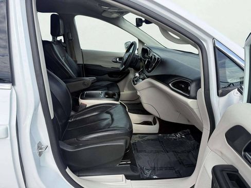 Used 2022 Chrysler Pacifica Touring-L FWD image 13