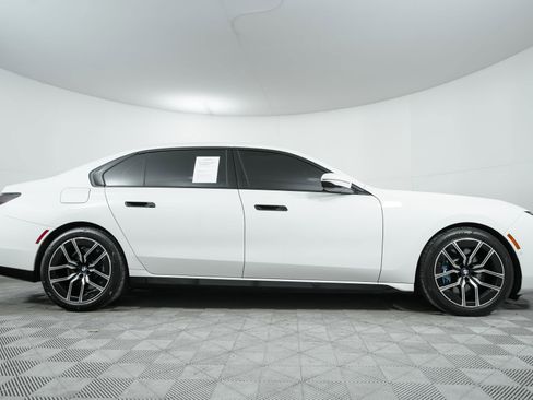 Used 2023 BMW 740i w/ Parking Assistance Package image 17