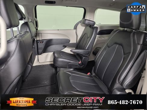 Used 2024 Chrysler Pacifica Touring-L image 28