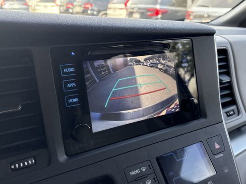 Used 2015 Toyota Sienna LE image 29