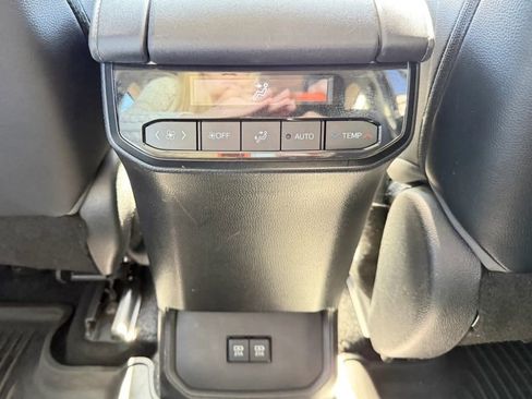 Used 2021 Toyota Highlander XLE AWD/4WD image 20