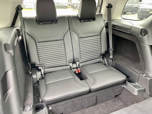 Certified 2024 Land Rover Discovery S image 33