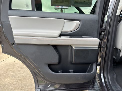 Used 2025 Ford Expedition Active AWD/4WD image 23
