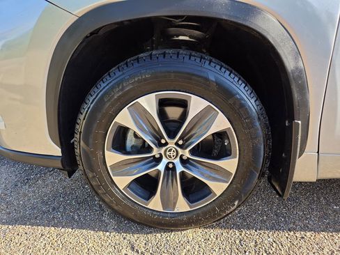 Used 2024 Toyota Highlander XLE AWD/4WD image 27