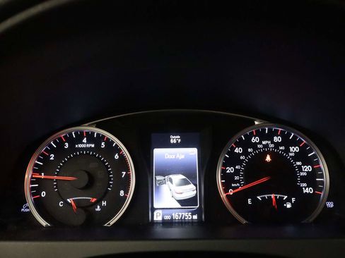 Used 2017 Toyota Camry SE image 4