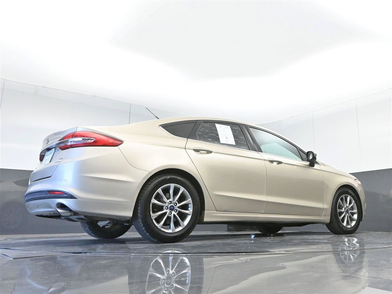 Used 2017 Ford Fusion SE w/ Fusion SE Technology Package FWD image 33