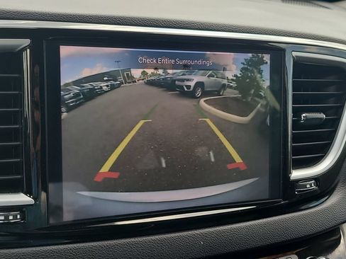Used 2024 Chrysler Pacifica Touring-L FWD image 27