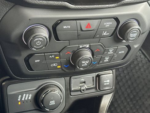 Used 2023 Jeep Renegade Latitude AWD/4WD image 20