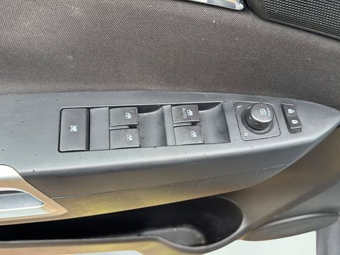 Used 2012 Chevrolet Captiva Sport LS FWD image 12