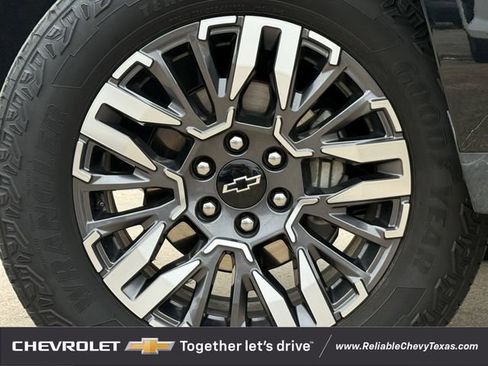 Used 2025 Chevrolet Suburban Z71 AWD/4WD image 10