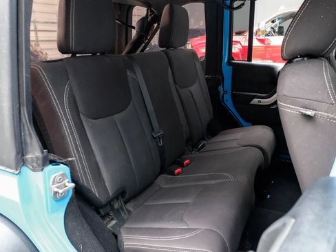 Used 2017 Jeep Wrangler Unlimited Rubicon w/ Connectivity Group AWD/4WD image 34