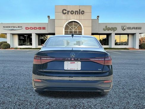 Used 2025 Volkswagen Jetta SE FWD image 4