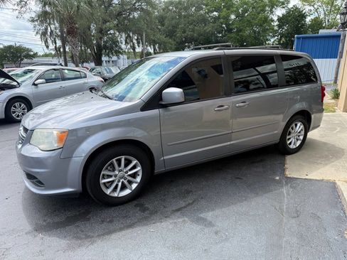 Used 2014 Dodge Grand Caravan SXT FWD image 3