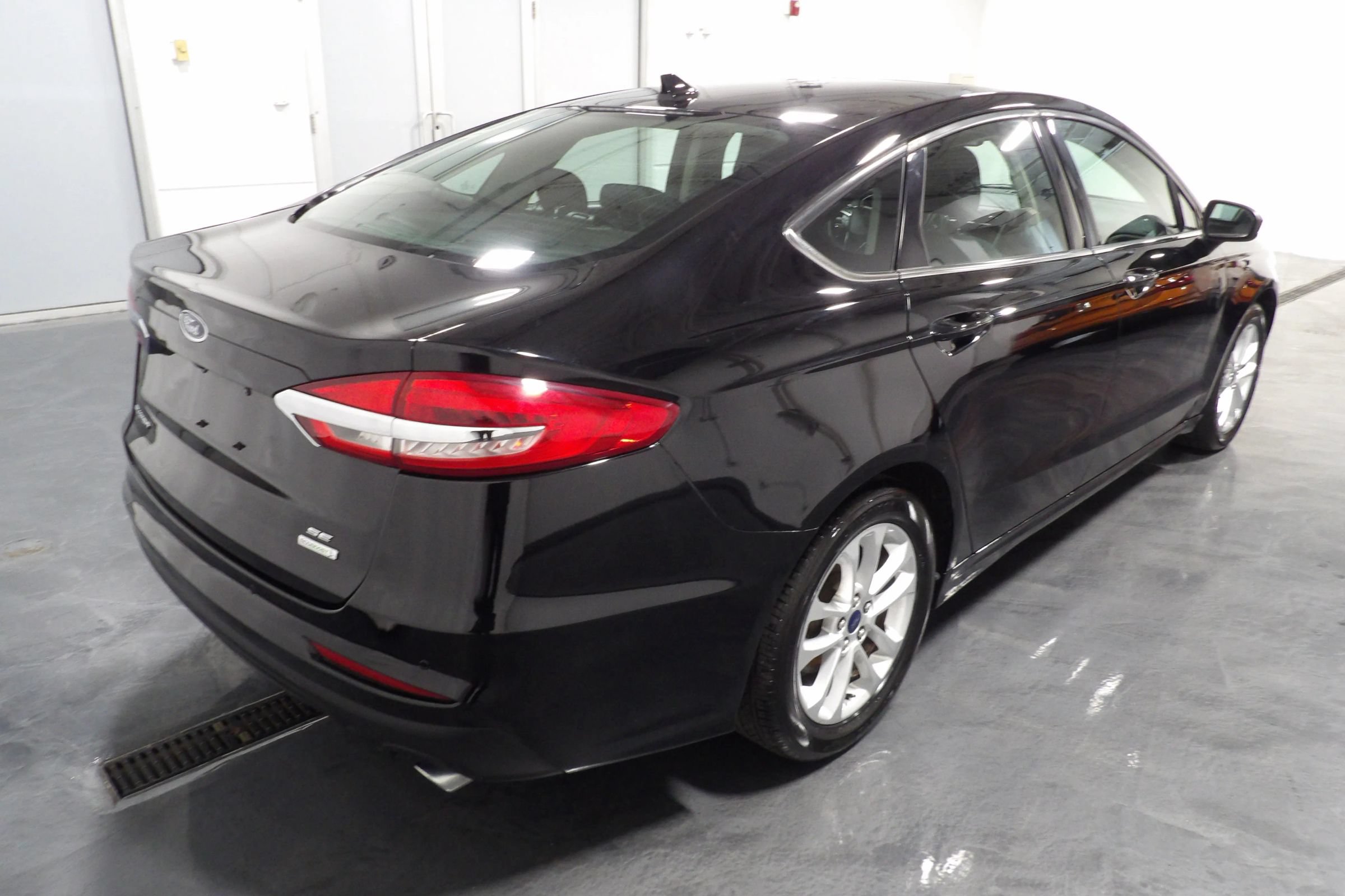 Used 2020 Ford Fusion SE FWD image 4