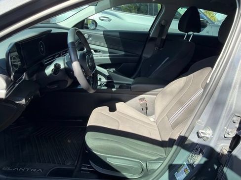 Used 2023 Hyundai Elantra SEL w/ Convenience Package FWD image 5