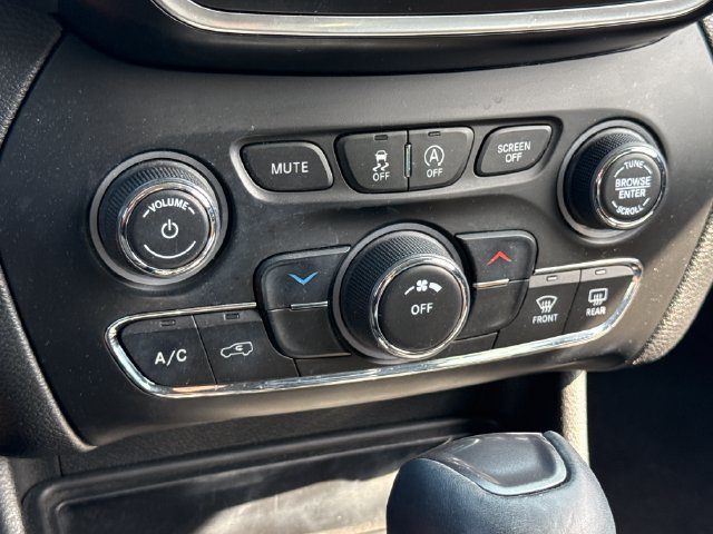 Used 2020 Jeep Cherokee Latitude Plus AWD/4WD image 28