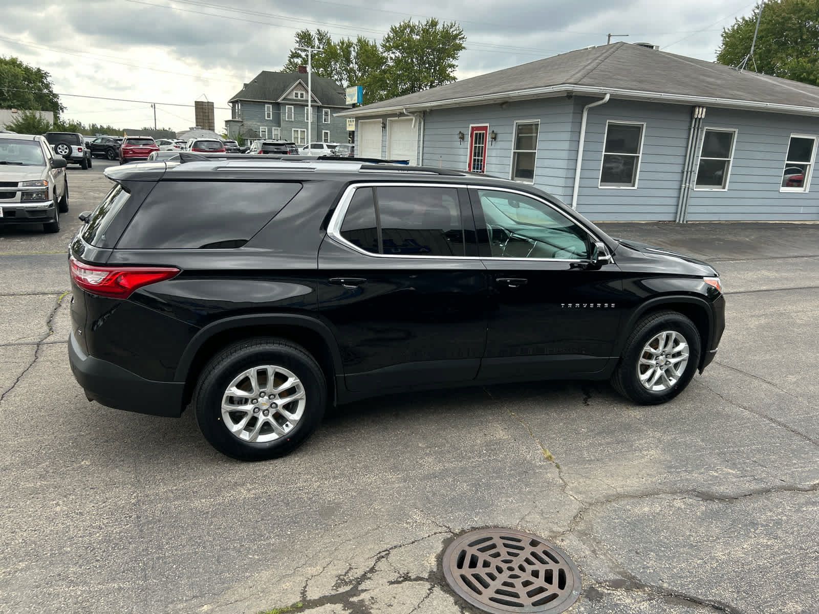 Used 2018 Chevrolet Traverse LT FWD image 2
