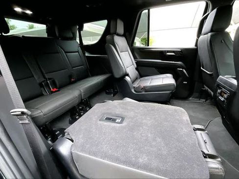 Used 2025 Chevrolet Tahoe High Country AWD/4WD image 18