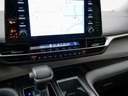 Used 2022 Toyota Sienna Limited image 23