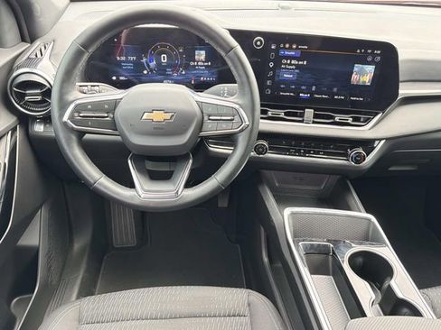 Used 2025 Chevrolet Equinox LT w/ Safety and Technology Package FWD image 19