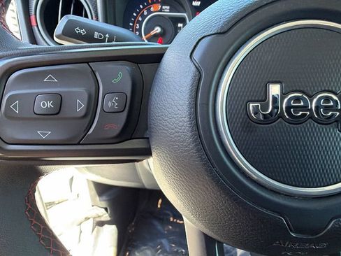 Used 2025 Jeep Wrangler Unlimited Rubicon AWD/4WD image 19