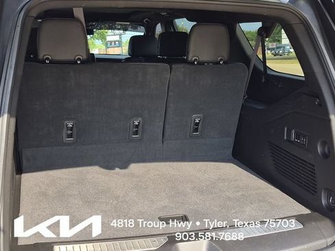 Used 2023 Chevrolet Suburban Z71 w/ Luxury Package AWD/4WD image 8