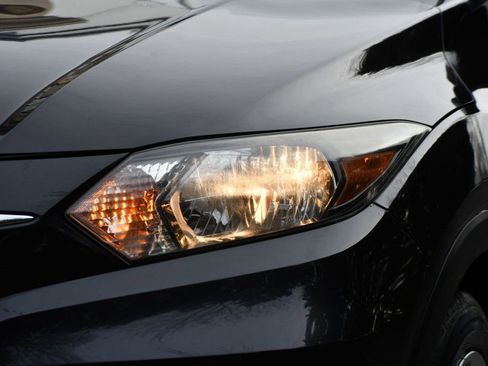 Used 2018 Honda HR-V LX image 4