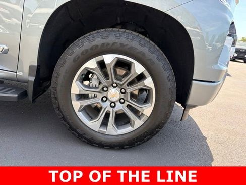 Certified 2025 Chevrolet Silverado 1500 High Country w/ Z71 Off-Road Package AWD/4WD image 8