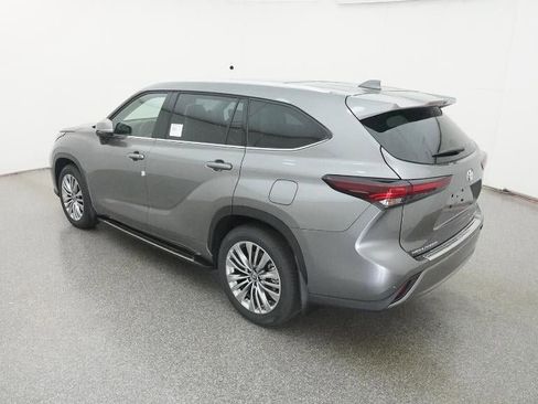 New 2026 Toyota Highlander Platinum image 5