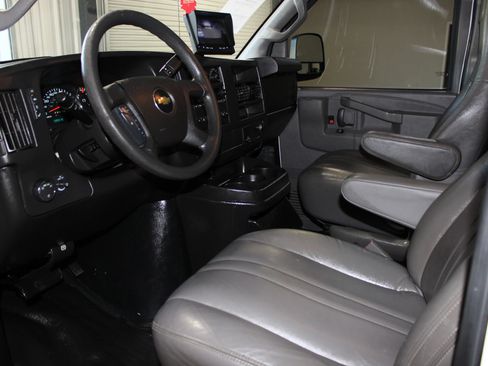 Used 2017 Chevrolet Express 2500 Extended RWD image 17