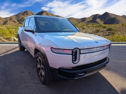 Used 2022 Rivian R1T Adventure image 3