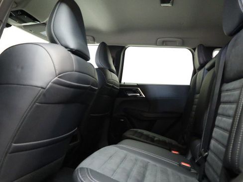 New 2025 Mitsubishi Outlander SE image 18