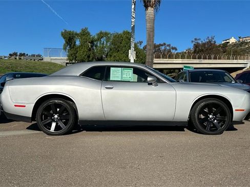 Used 2019 Dodge Challenger SXT image 4