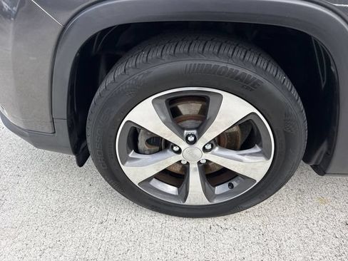 Used 2019 Jeep Cherokee Limited FWD image 10