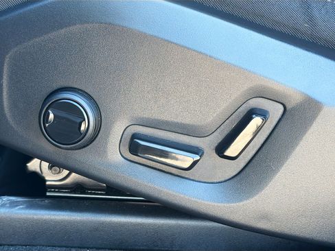 Used 2022 Volvo XC60 B5 Momentum image 24