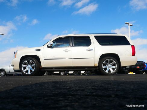 Used 2011 Cadillac Escalade ESV Premium image 18