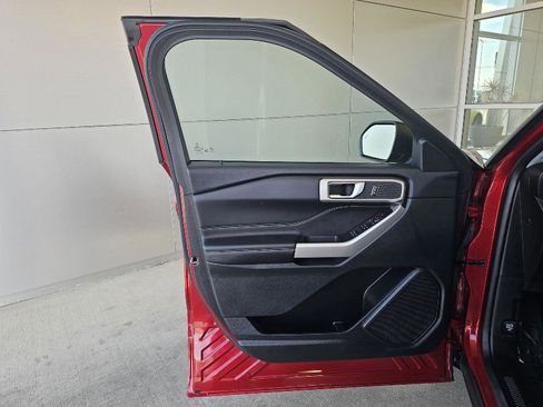 Used 2023 Ford Explorer XLT AWD/4WD image 18