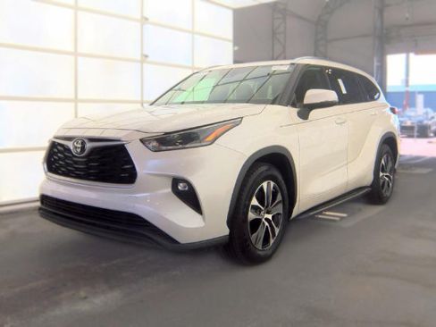 Used 2021 Toyota Highlander XLE FWD image 1