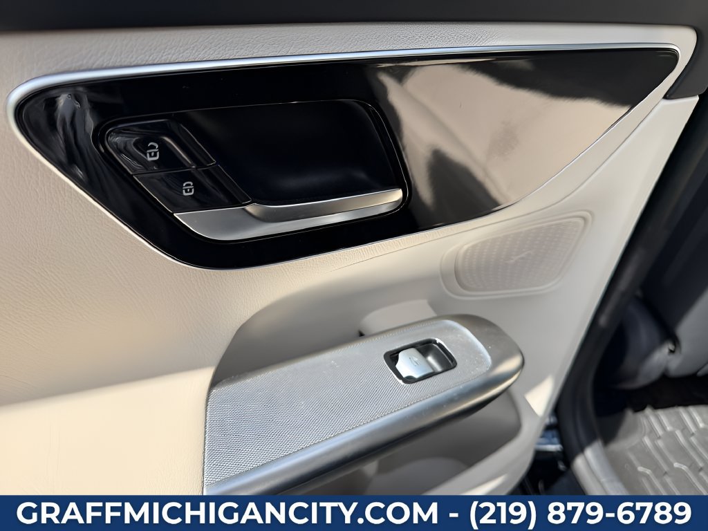 Used 2024 Mercedes-Benz GLC 300 4MATIC image 24