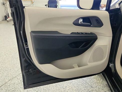 Used 2023 Chrysler Pacifica Touring-L FWD image 29