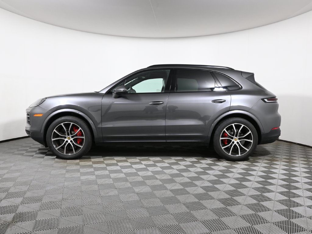 Used 2024 Porsche Cayenne S AWD/4WD image 2