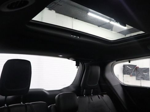 Used 2018 Chrysler Pacifica Touring-L Plus w/ Advanced Safetytec Group FWD image 17
