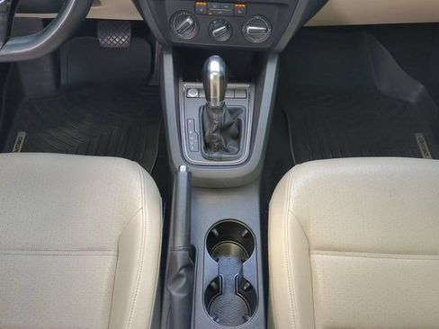 Used 2017 Volkswagen Jetta SE FWD image 19