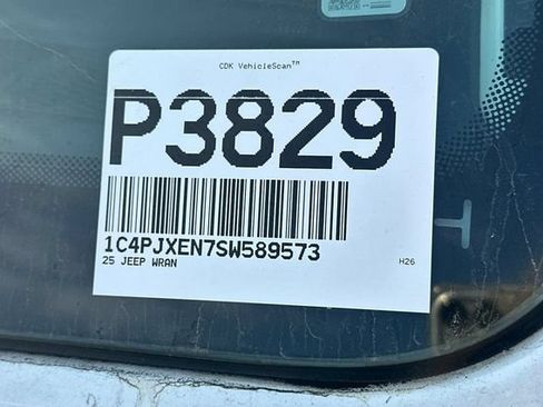 Used 2025 Jeep Wrangler Unlimited Sahara AWD/4WD image 8